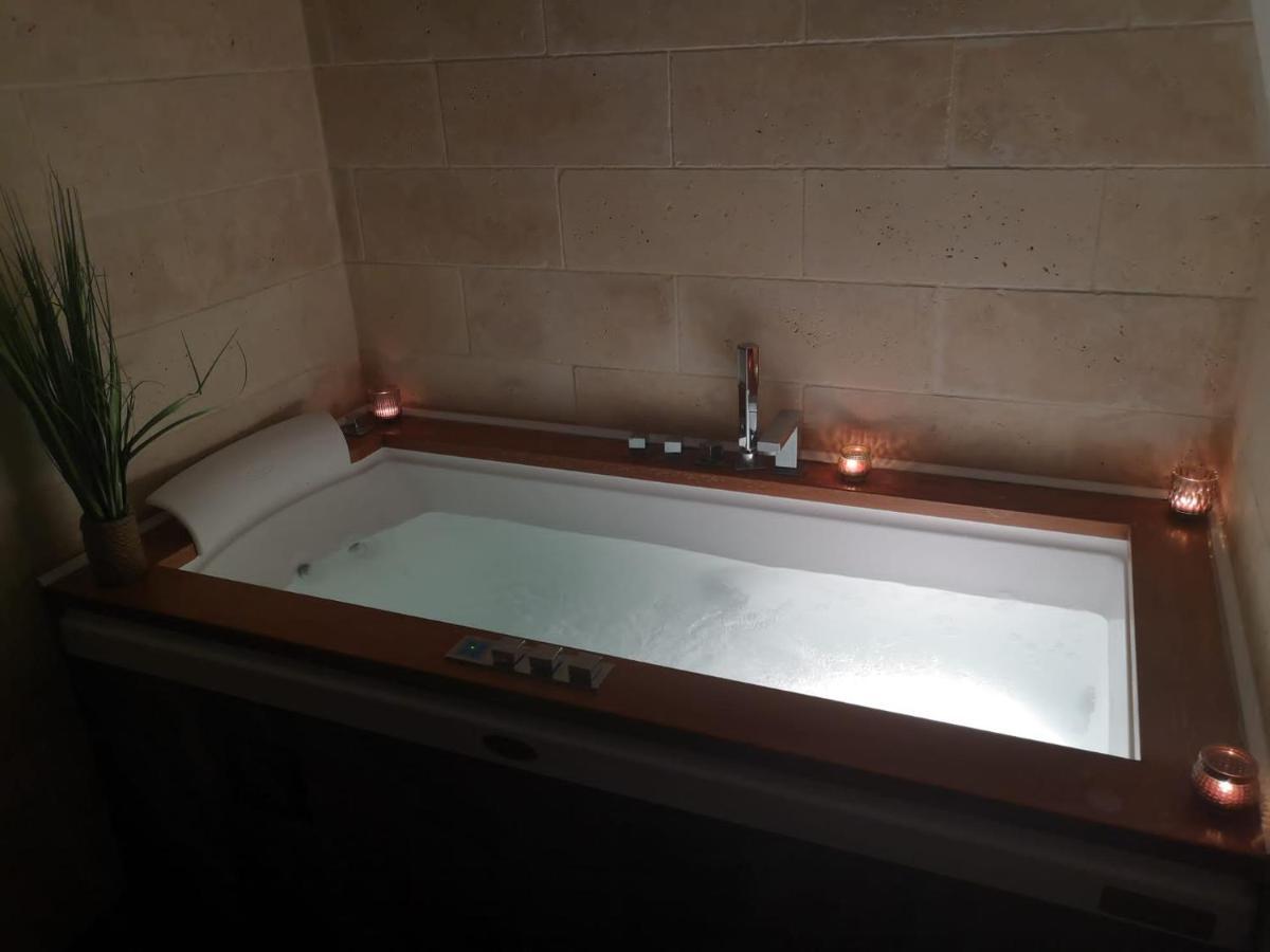 Jacuzzi - La Petite Romantique - Flobnb Λον Εξωτερικό φωτογραφία