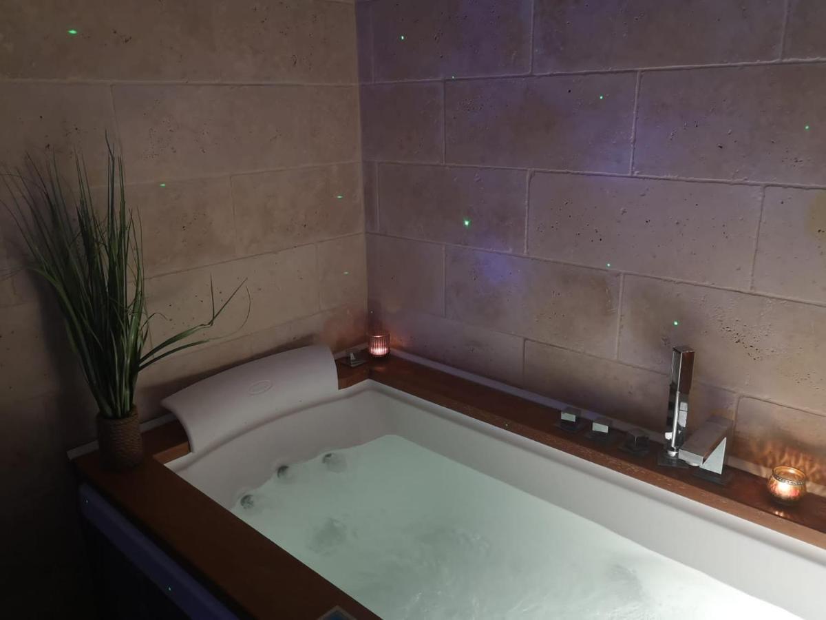 Jacuzzi - La Petite Romantique - Flobnb Λον Εξωτερικό φωτογραφία